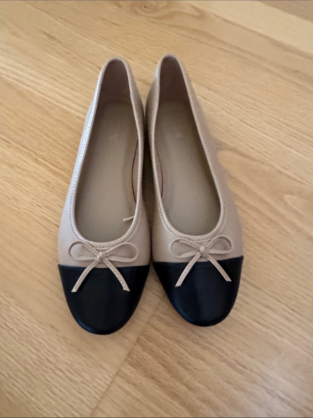 Classic Two-Tone Ballet Flats in Beige and Black 7.5